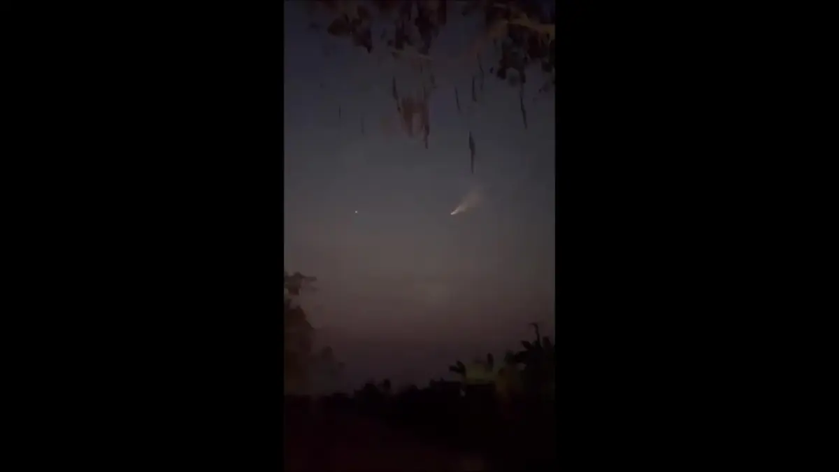 แห่แชร์คลิป ตื่นแสงประหลาดบนท้องฟ้า ชาวบ้านสงสัยเป็น UFO (มีคลิป)