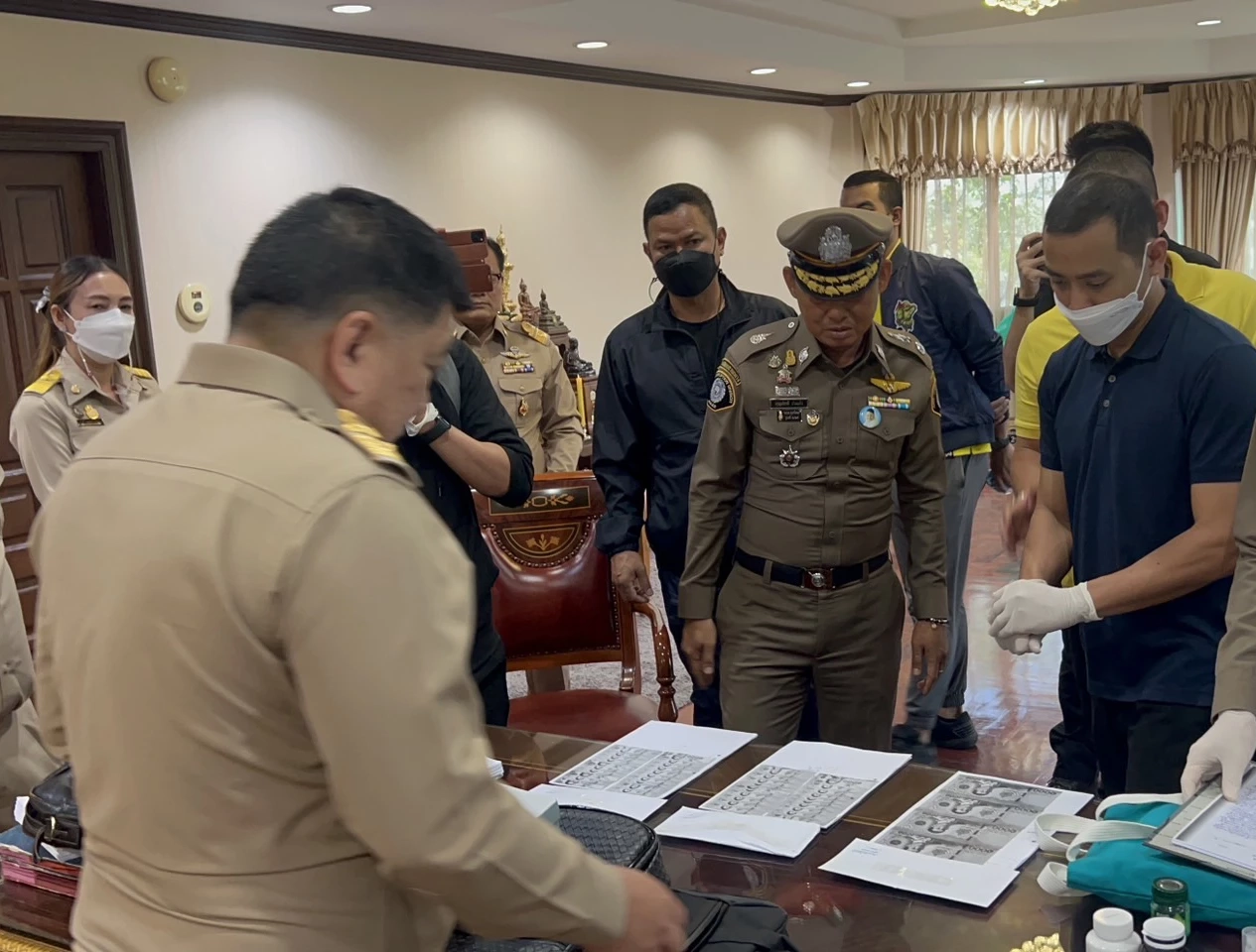 พล.ต.ต.จรูญเกียรติ นำเจ้าหน้าที่ ปปป. จับกุม นายรัฎา ในห้องทำงาน