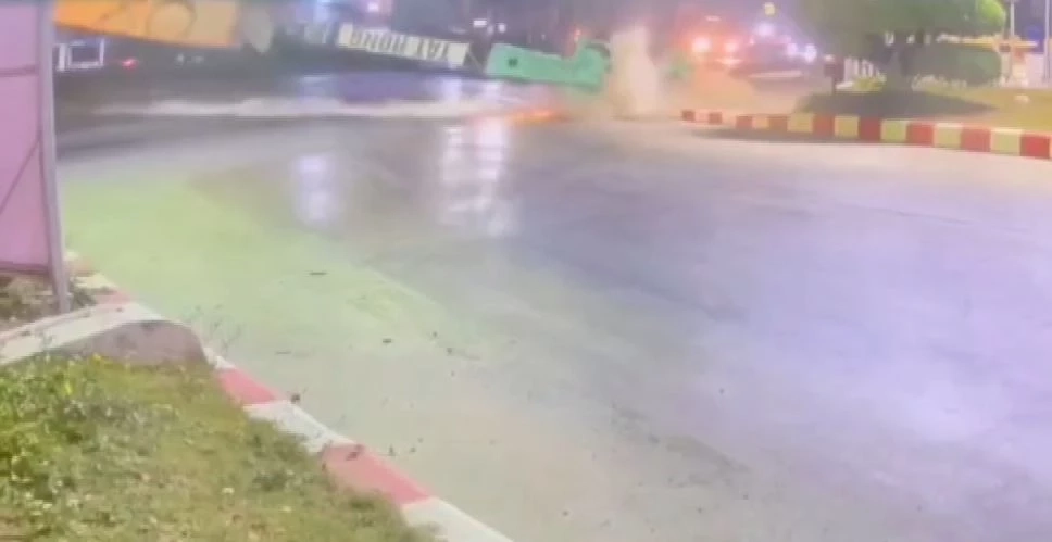 พระราม 2 อีกแล้ว! เครนทางยกระดับ ล้มขวางถนน หวิดทับรถชาวบ้าน (มีคลิป)