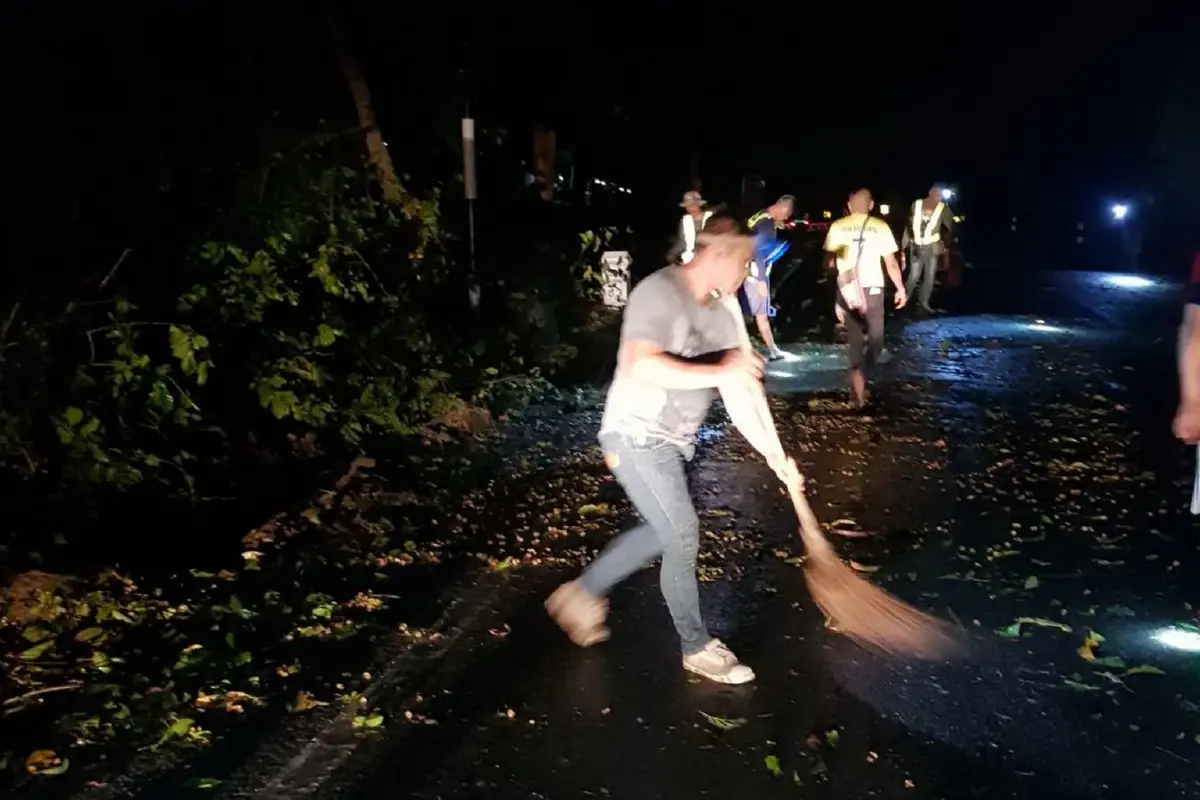 พายุฤดูร้อนถล่ม อ.ศรีสวัสดิ์ กระบะเสียหลักประสานงา ดับ 2 สาหัส 1