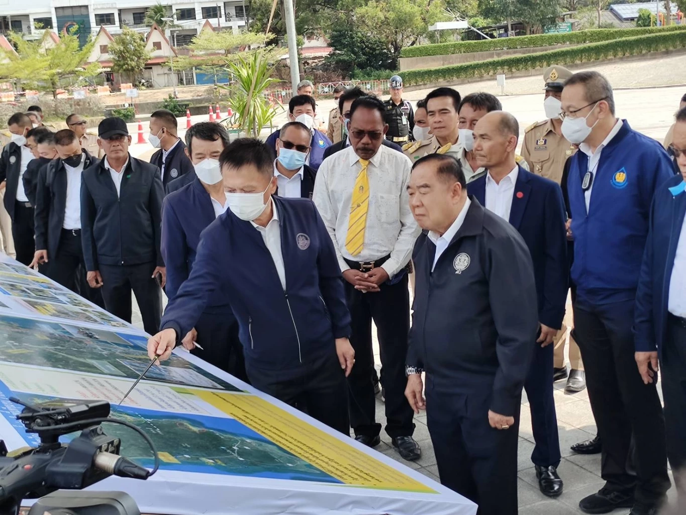 "บิ๊กป้อม" อารมณ์ดีลงใต้ รับฟังความเดือดร้อนประชาชน เร่งแก้ปัญหาน้ำท่วม