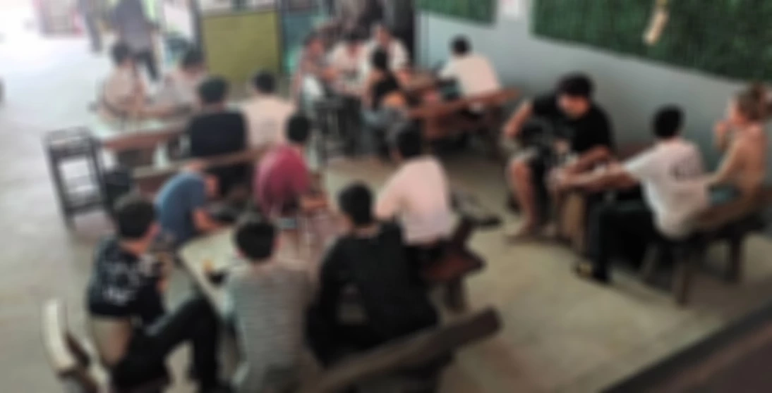 ปาร์ตี้ยากลางวันแสก ๆ ตร.บุกทลายคาราโอเกะเมืองนนท์ พบฉี่ม่วงเพียบ