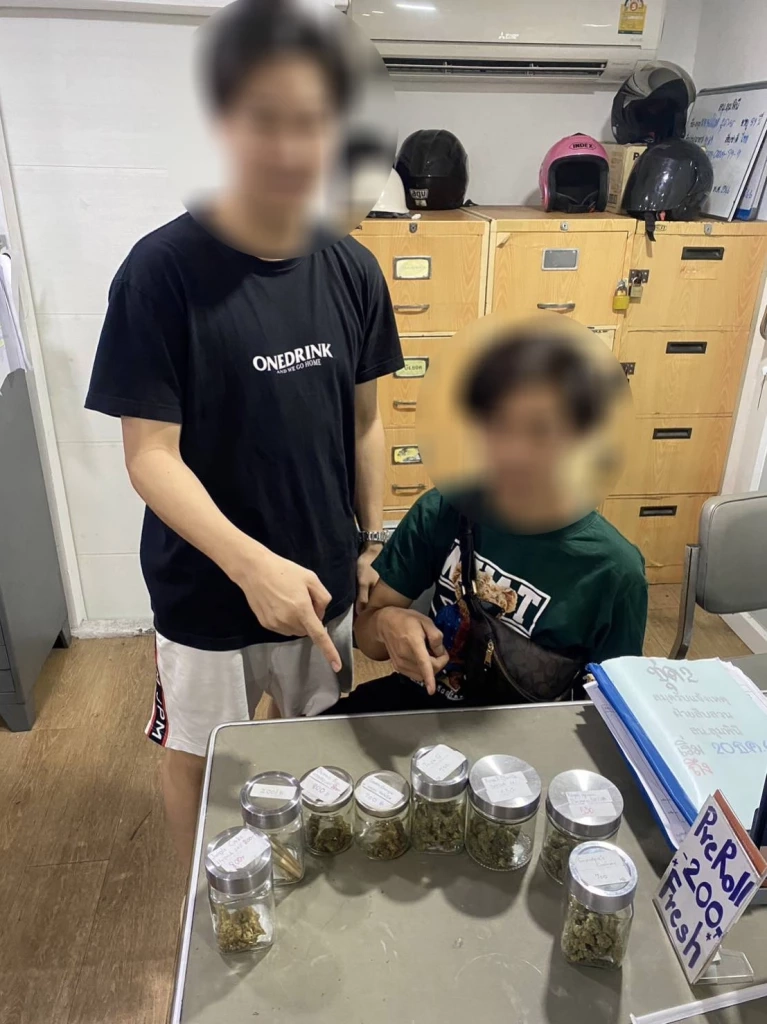 แพทย์แผนไทยฯ -ตร.ลุมพินี ลุยจับรถเร่-แผงลอย ขาย "ช่อดอกกัญชา" ย่านสุขุมวิท