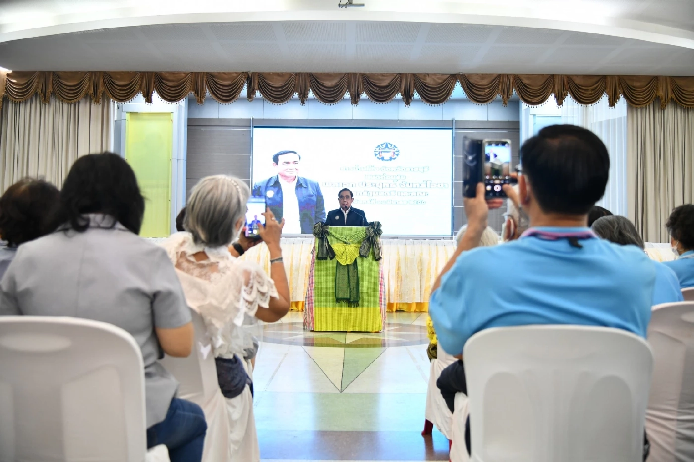 "บิ๊กตู่" ชี้ อยู่มา 8 ปี ถ้าโง่ก็ทั้งครม. ยันเป็นนายกฯใช่จะสั่งได้ทั้งหมด