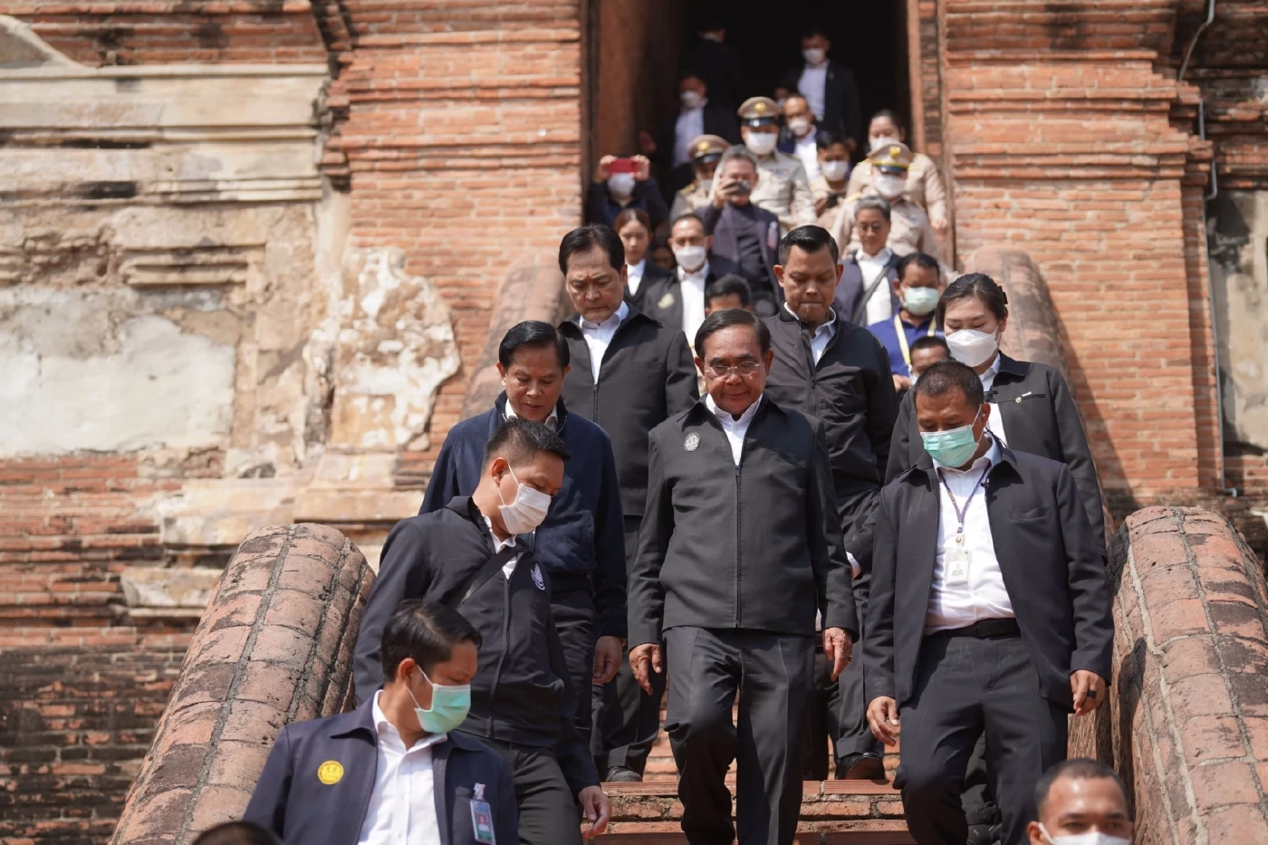 “บิ๊กตู่” เดินทางสายมู ไหว้พระเอาฤกษ์เอาชัยอยุธยา ฝากช่วยลดความขัดแย้ง