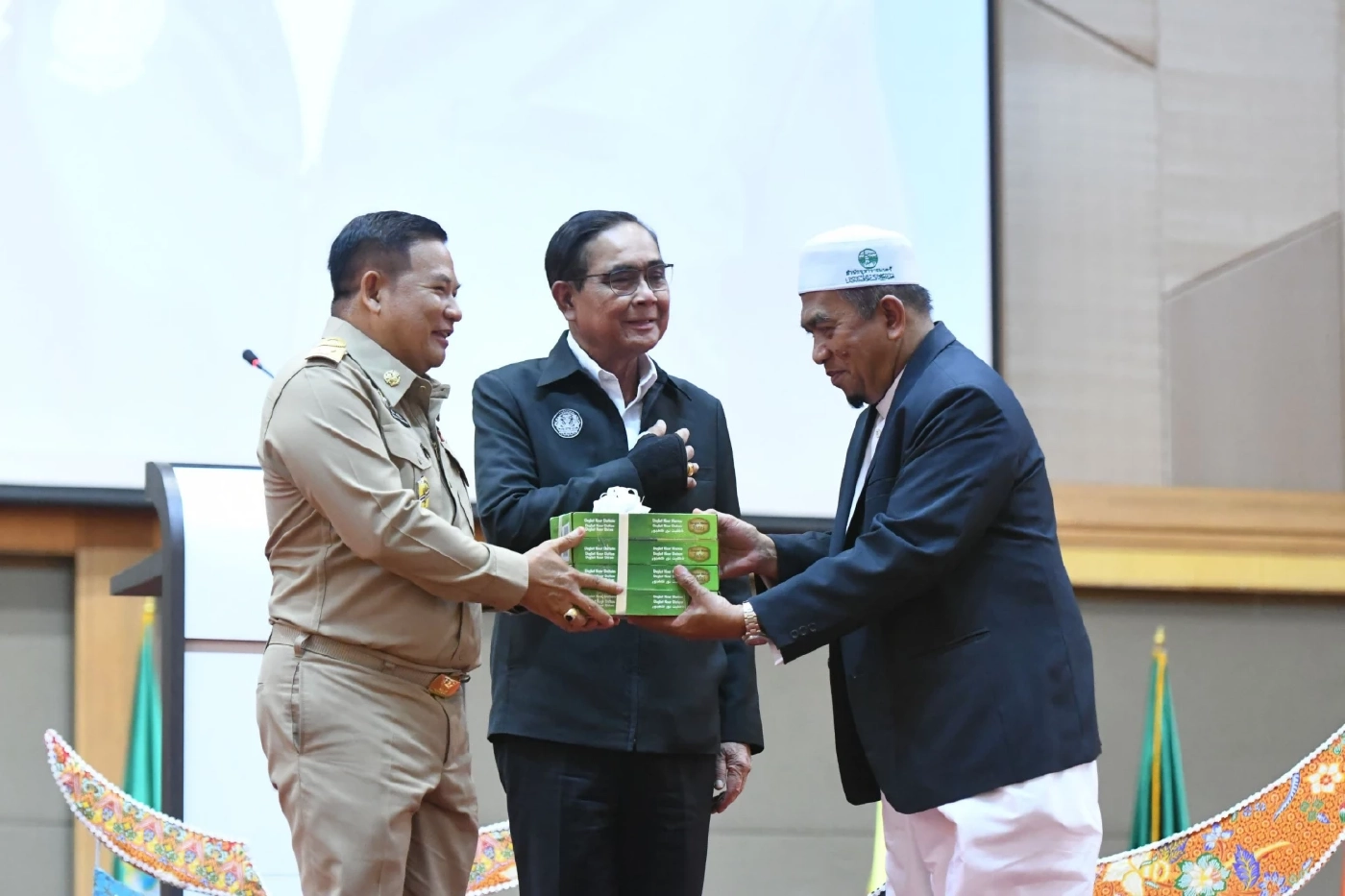 "นายกฯ" ลุยนราธิวาส ย้ำรบ.ห่วงใยชีวิต-ความเป็นอยู่ปชช.ทุกเชื้อชาติ ศาสนา