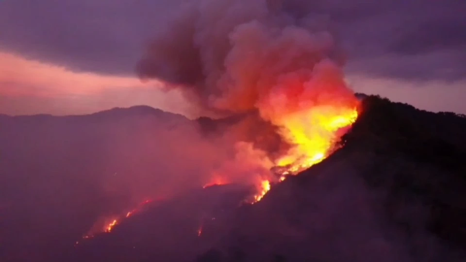 เฮลิคอปเตอร์เร่งสกัดไฟป่านครนายก หวั่นลุกลามพื้นที่"ป่ามรดกโลก"