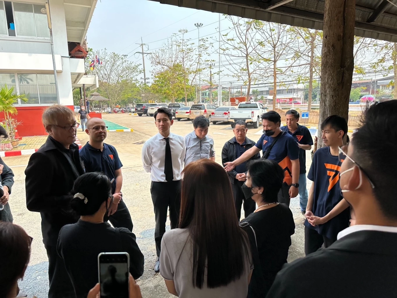 "พิธา" ร่วมงานศพ "ทนายเคน" บุกสภ.สูงเม่น จี้ความคืบหน้าตามจับตัวคนร้าย