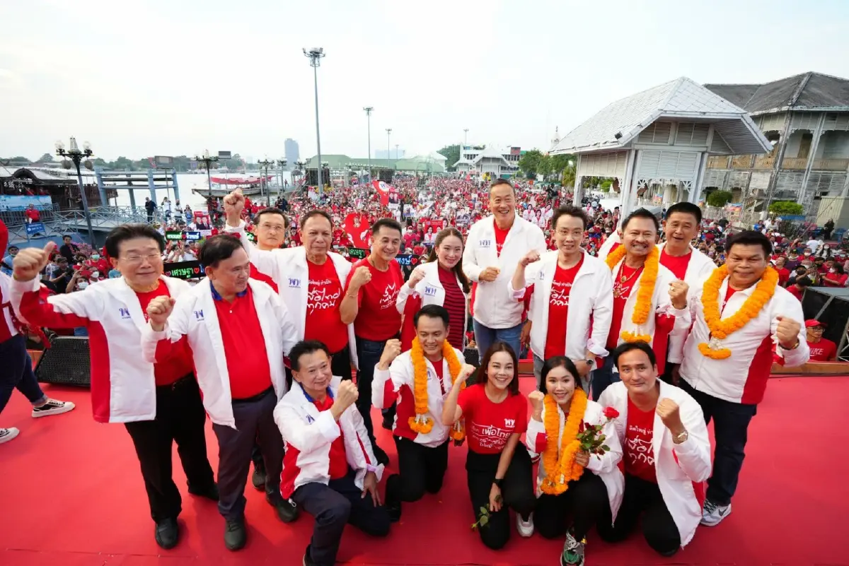 "แพทองธาร" อุ้มท้อง 8 เดือน ขึ้นเวทีปราศรัยเมืองนนท์ครั้งแรก หลังยุบสภา
