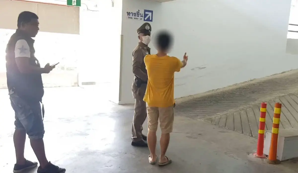 หนุ่มหัวร้อน ไม่พอใจเก๋งบีบแตรเตือน คว้าปืนยิงรถในลานจอด รพ.วชิระภูเก็ต