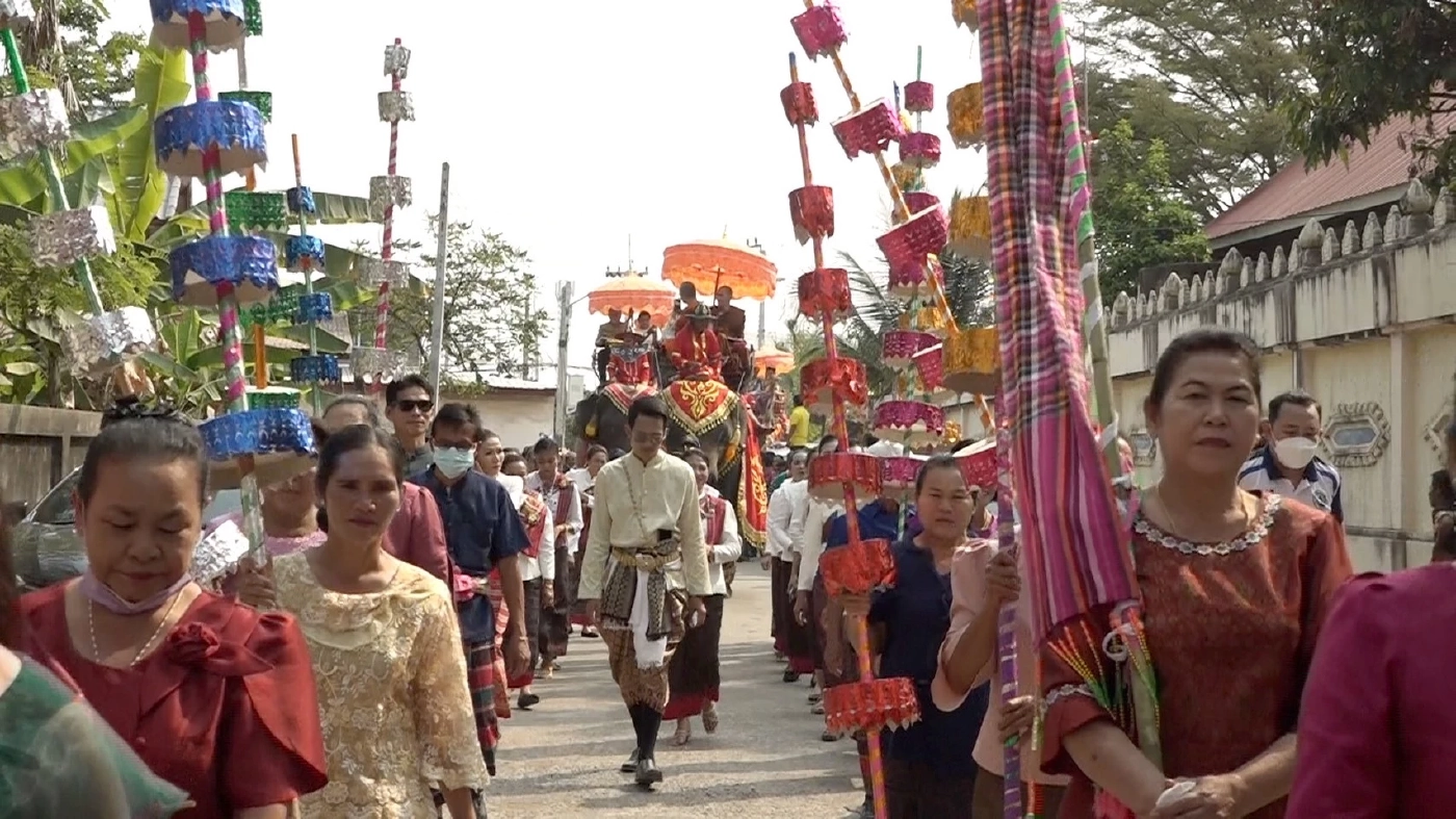 โปรยทาน 2 แสน ในงานบุญเทศน์มหาชาติ ชาวบ้านแห่เก็บกันคึกคัก