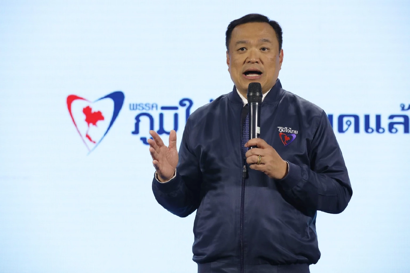 อนุทิน ชาญวีรกูล รองนายกรัฐมนตรี และรมว.สาธารณสุข 