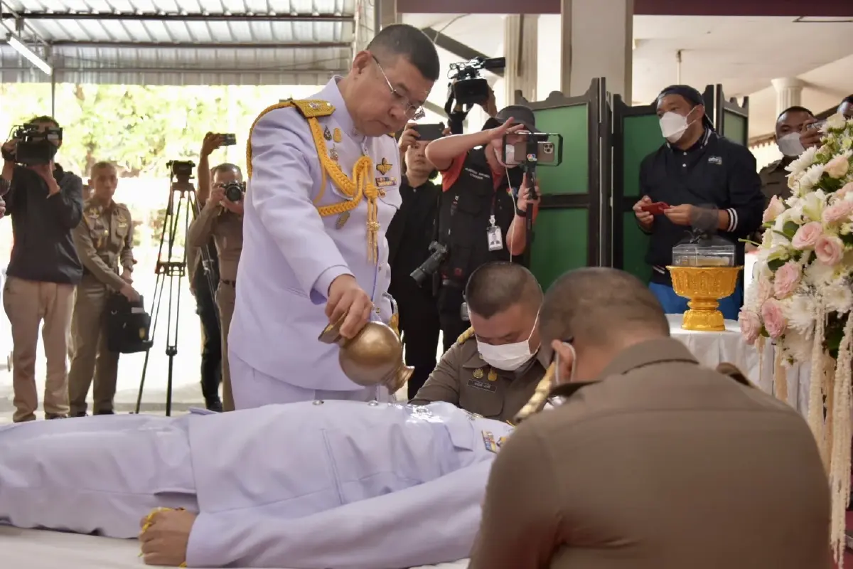 ผบ.ตร.ร่วมรดน้ำศพ "สารวัตรสืบฯเมืองยโสธร" ปูนบำเหน็จกรณีพิเศษ