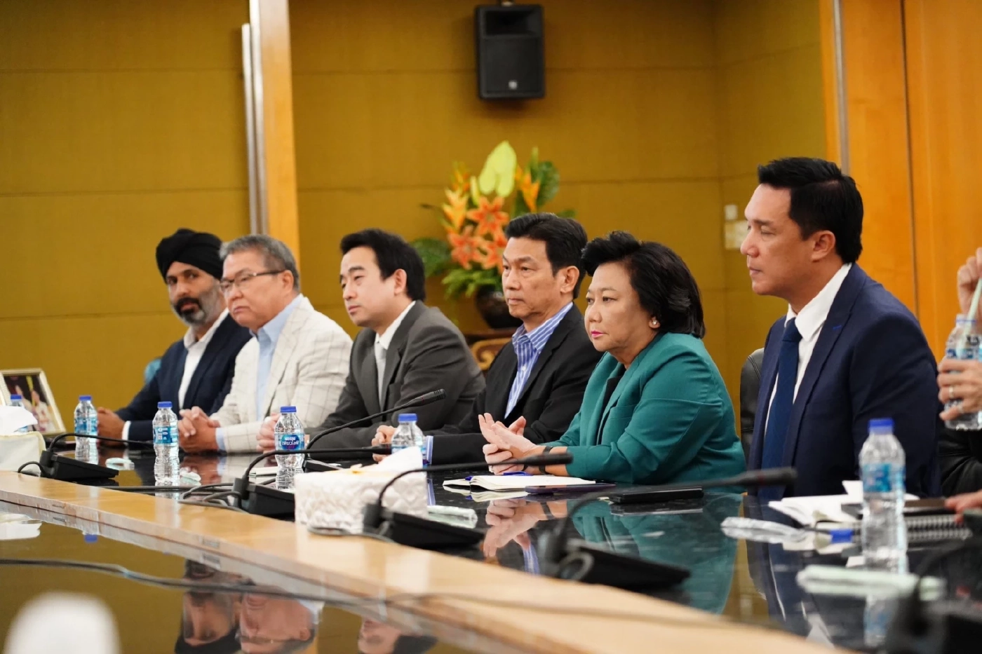 "ปานปรีย์" นำทีมเพื่อไทย หารือ-แก้ปัญหา ผู้ประกอบการอัญมณี ย่านสีลม