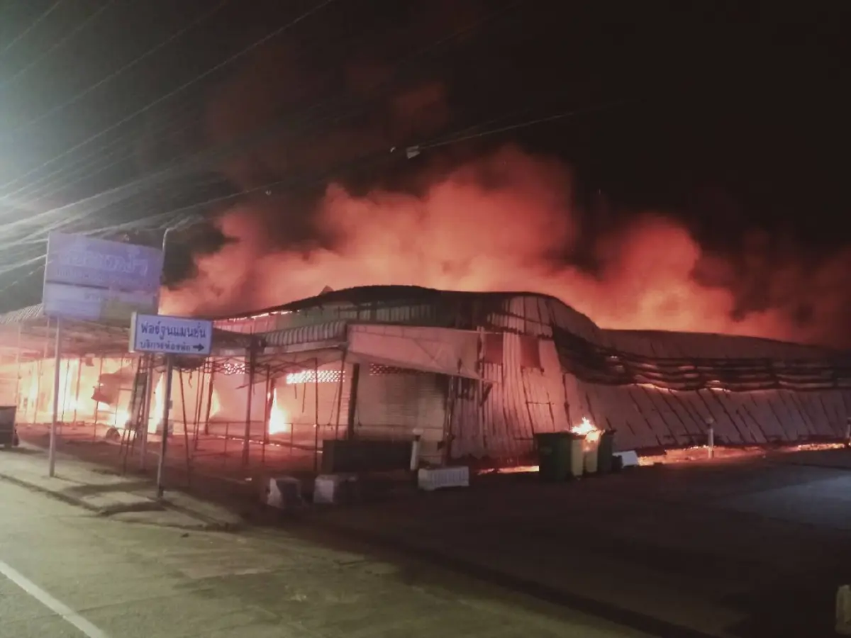 เพลิงพิโรธกลางดึก ไฟไหม้ร้านขายของถูก ย่านม.นเรศวรวอดทั้งหลัง