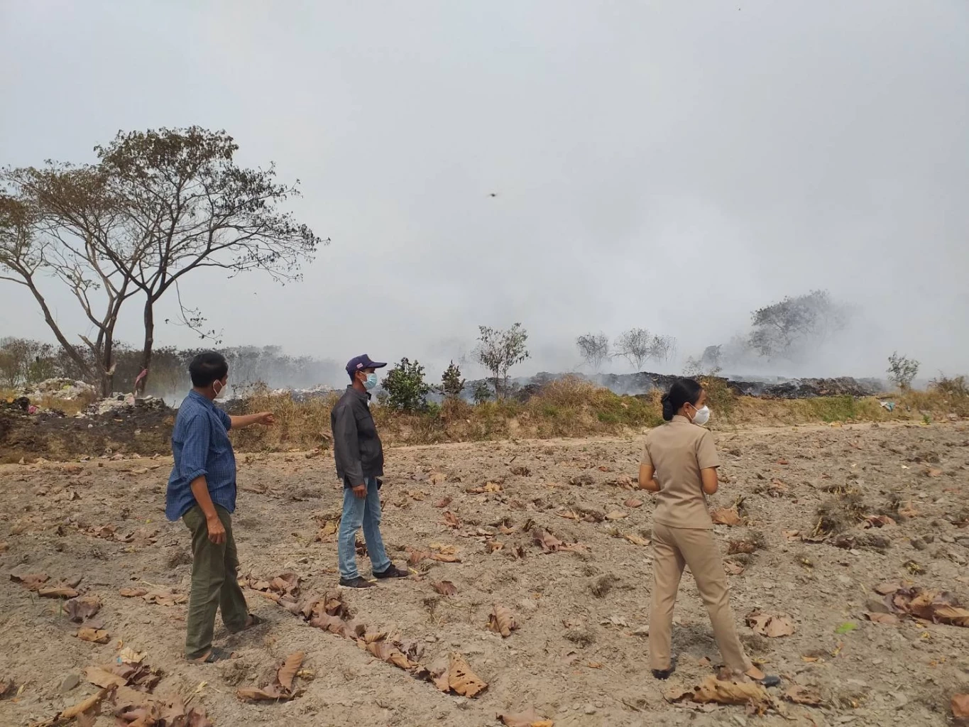 จนท.เร่งคุมสถานการณ์ไฟไหม้บ่อขยะกาฬสินธุ์ ก่อน PM2.5 ปกคลุมทั้งอำเภอ