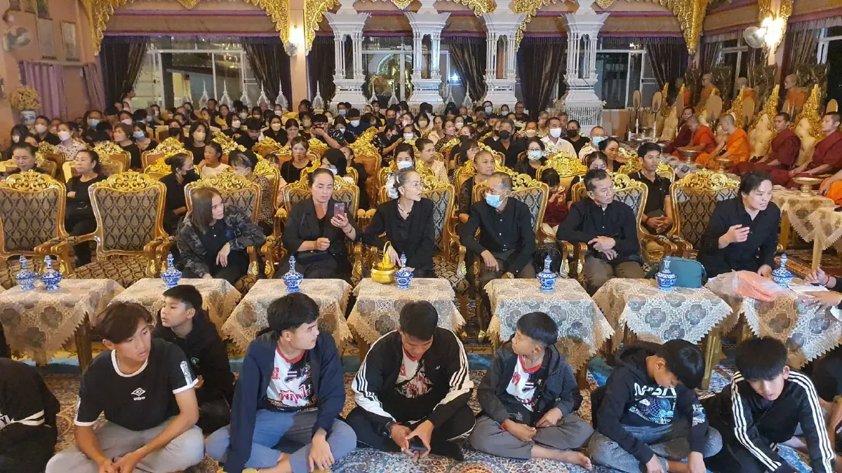 ทีมหมูป่าอะคาเดมี่ ร่วมงานสวดอภิธรรม“น้องดอม” นำอัฐิลอยอังคารบ่ายวันนี้