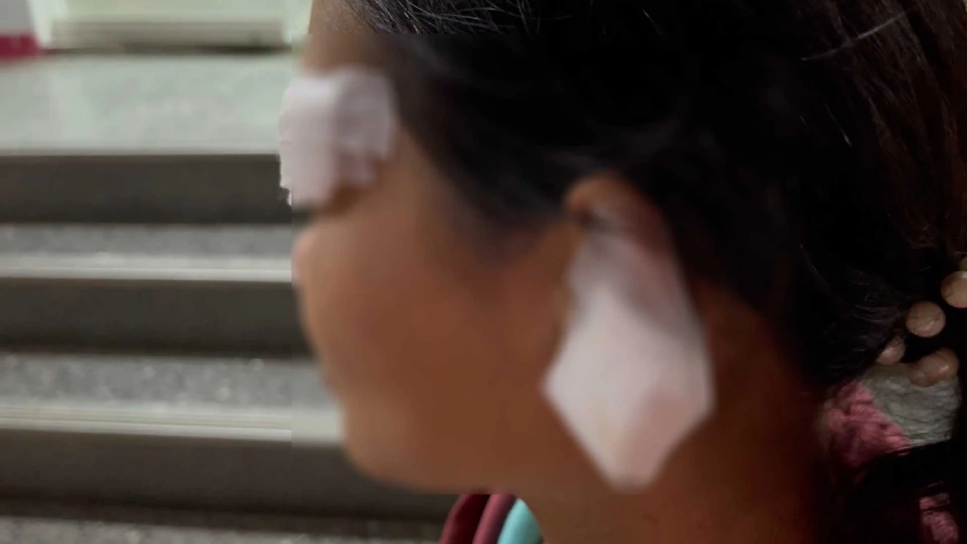 หนุ่มเมาต่อยเพื่อน เห็น พนง. ร้านสะดวกซื้อ โทรแจ้งตำรวจ คลั่งขี่ จยย. ชนประตู