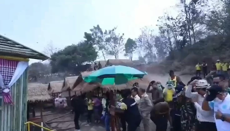 ระทึก! พายุฤดูร้อนถล่มงานเปิดเล่นน้ำเขื่อนแควน้อย วิ่งกันกระเจิง (มีคลิป)