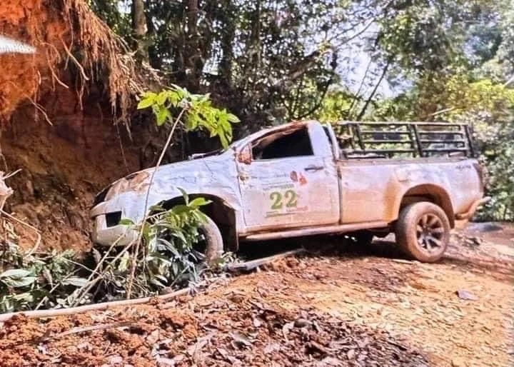 ระทึก! รถรับส่งผู้แสวงบุญ "เขาคิชฌกูฏ" เบรกแตกชนเขาเจ็บ 13 คน