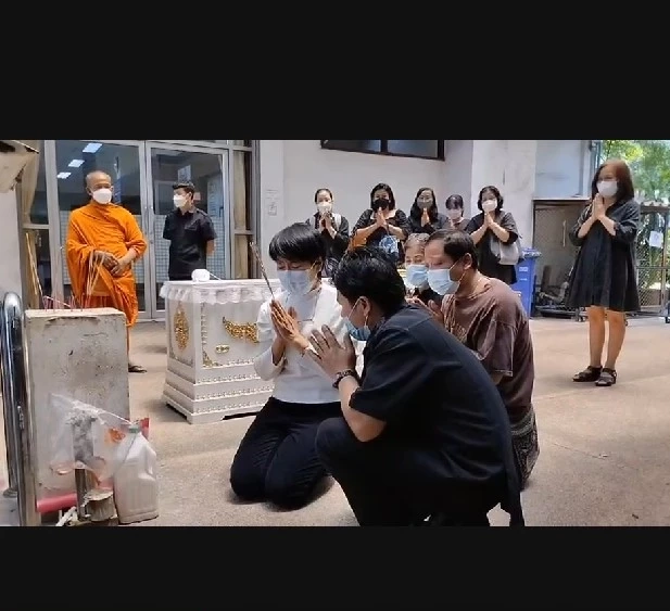 ครอบครัวเดินทางไปรับศพ ถนอม สามโทน ก่อนรดน้ำศพเย็นนี้ 