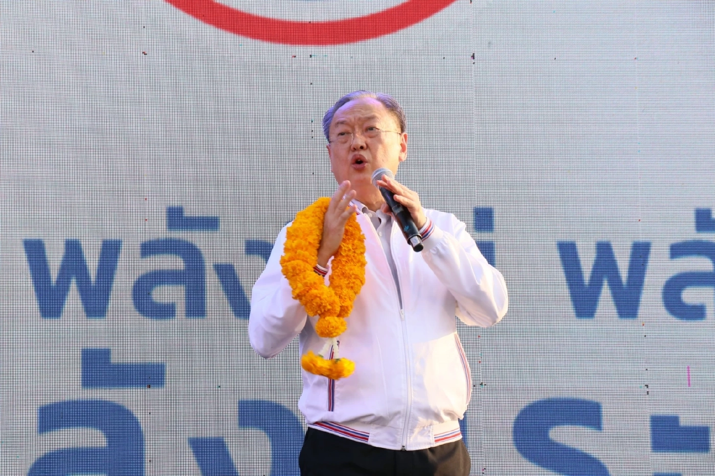 "พปชร." ยกทัพใหญ่ ปราศรัยลานคนเมือง เปิดตัวว่าที่ผู้สมัคร ส.ส.กทม. 33 เขต