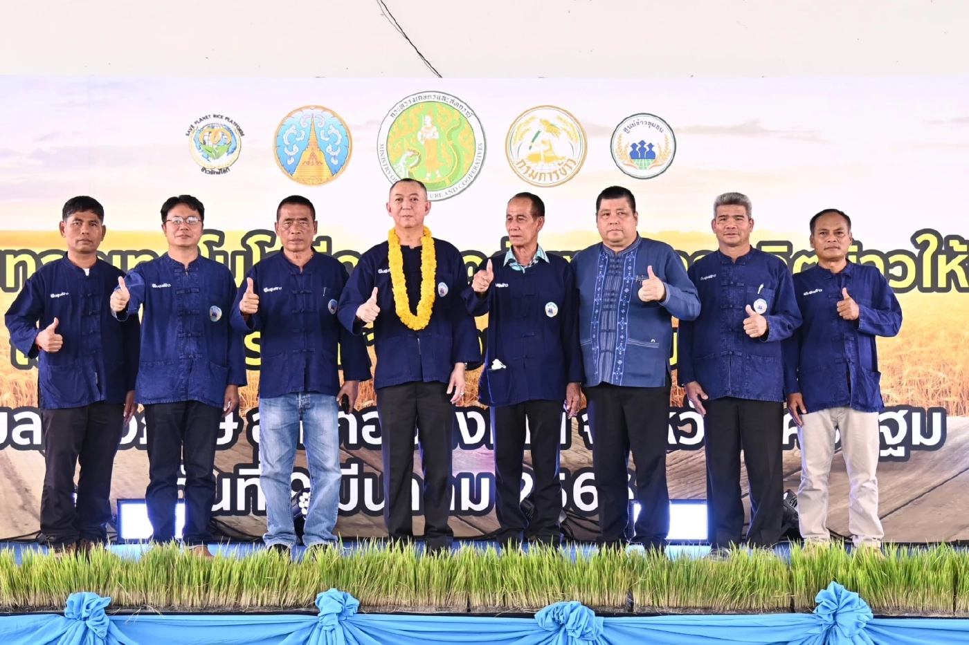 "เฉลิมชัย" ลงพื้นที่บางเลน ถ่ายทอดเทคโนโลยีลดต้นทุนการผลิตข้าว ให้เกษตรกร