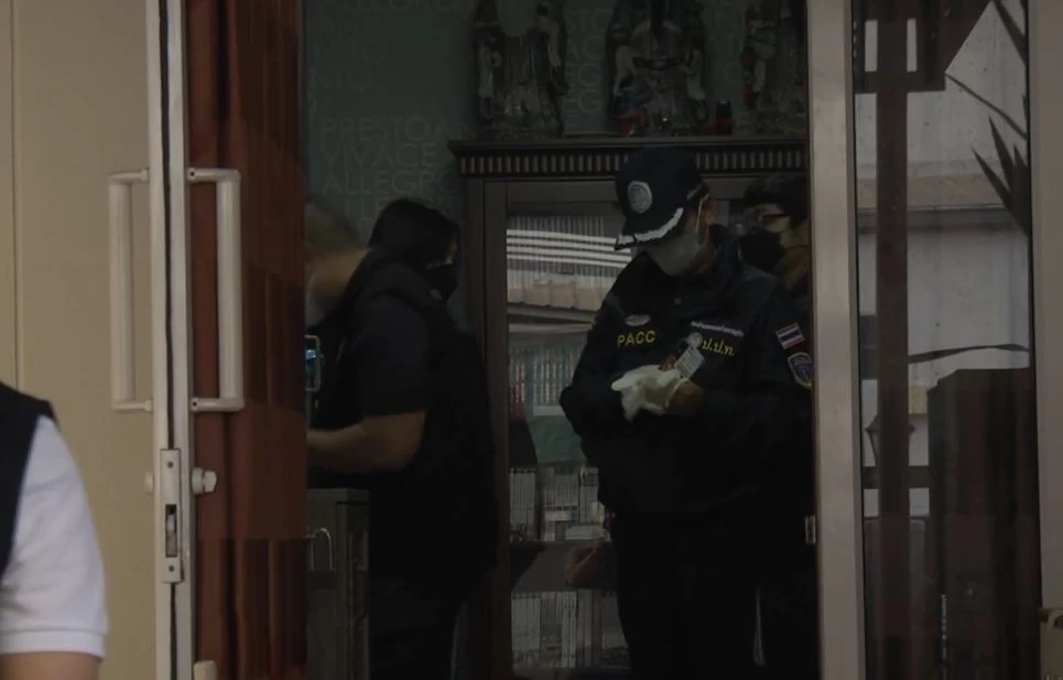 สนธิกำลังค้นบ้านพัก รอง สสจ.โคราช พัวพันจัดอบรมทิพย์ 32 อำเภอ