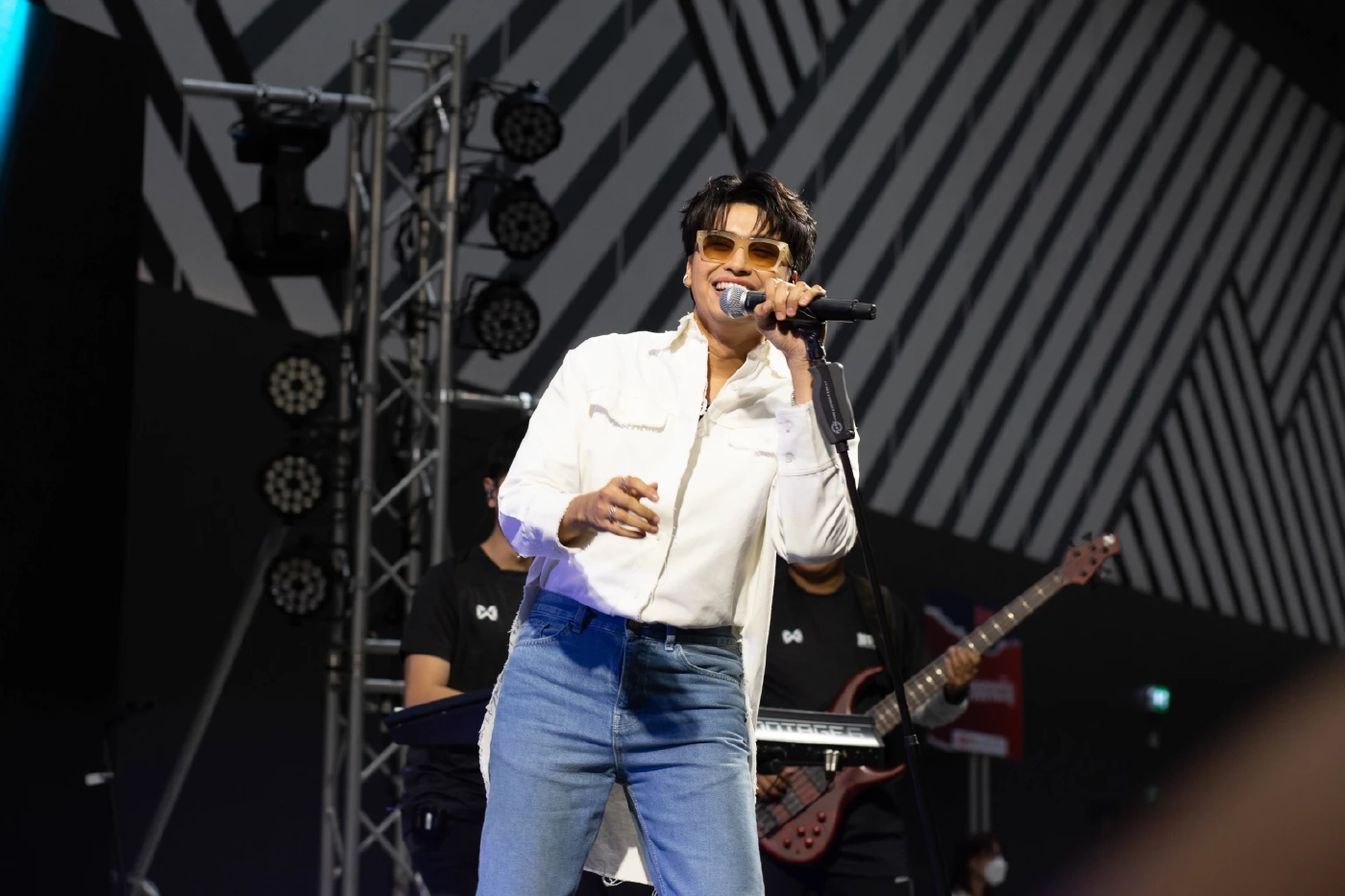 นนท์ ธนนท์ เป็นปลื้ม งานแฟนมีตฉลองวันเกิดที่สุดแสนจะอบอุ่น