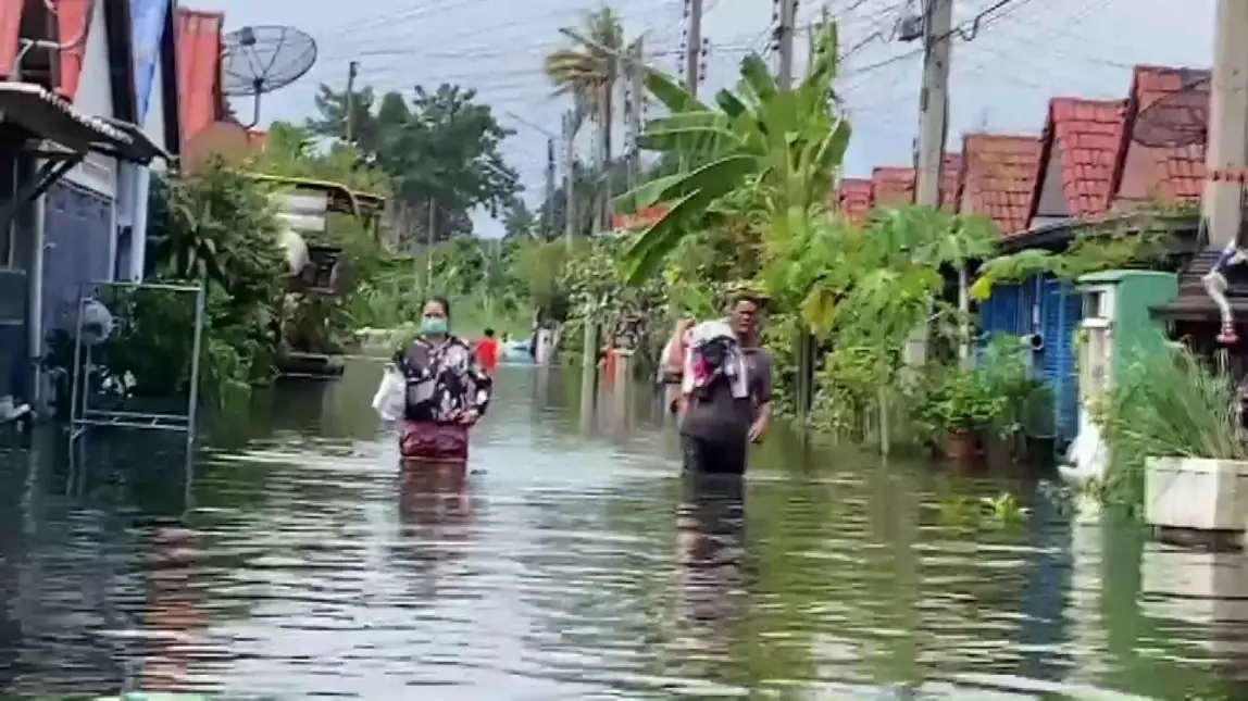 "ชาวอ่างทอง" โวยเงินช่วยเหลือน้ำท่วม ไร้ความเป็นธรรม ล่ารายชื่อร้องทบทวน