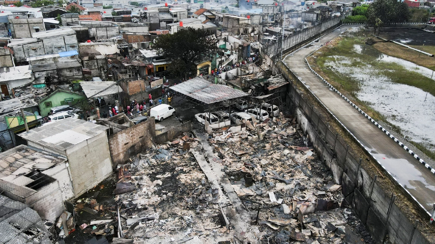 ความเสียหายหลังคลังน้ำมันอินโดฯ ระเบิด (คลิป)