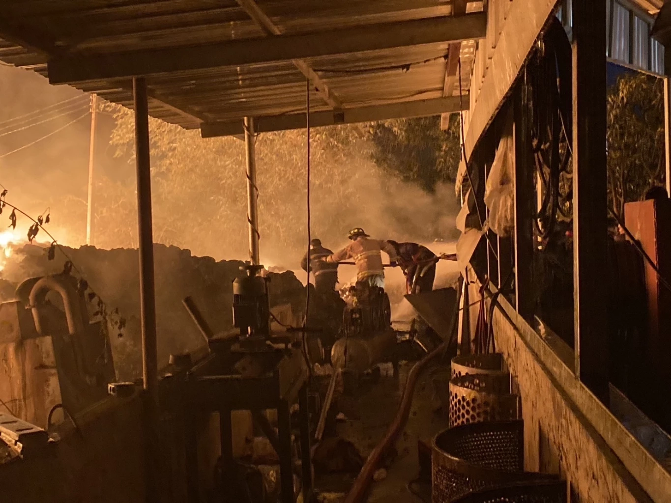 เร่งสกัดไฟไหม้ โรงงานรีไซเคิลพลาสติก