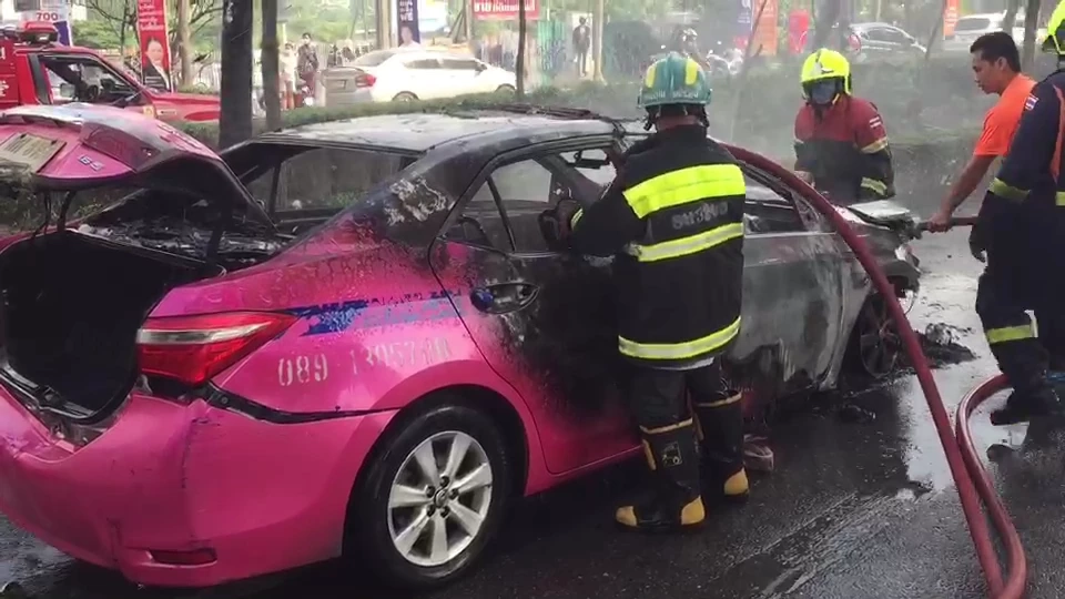 เปิดคลิประทึก ไฟไหม้รถแท็กซี่ โชเฟอร์พาผู้โดยสารหนีตายรอดหวุดหวิด