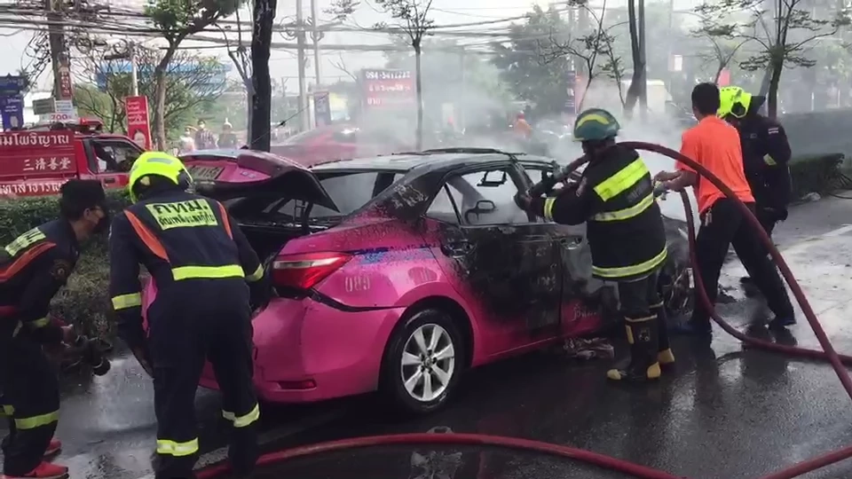 เปิดคลิประทึก ไฟไหม้รถแท็กซี่ โชเฟอร์พาผู้โดยสารหนีตายรอดหวุดหวิด