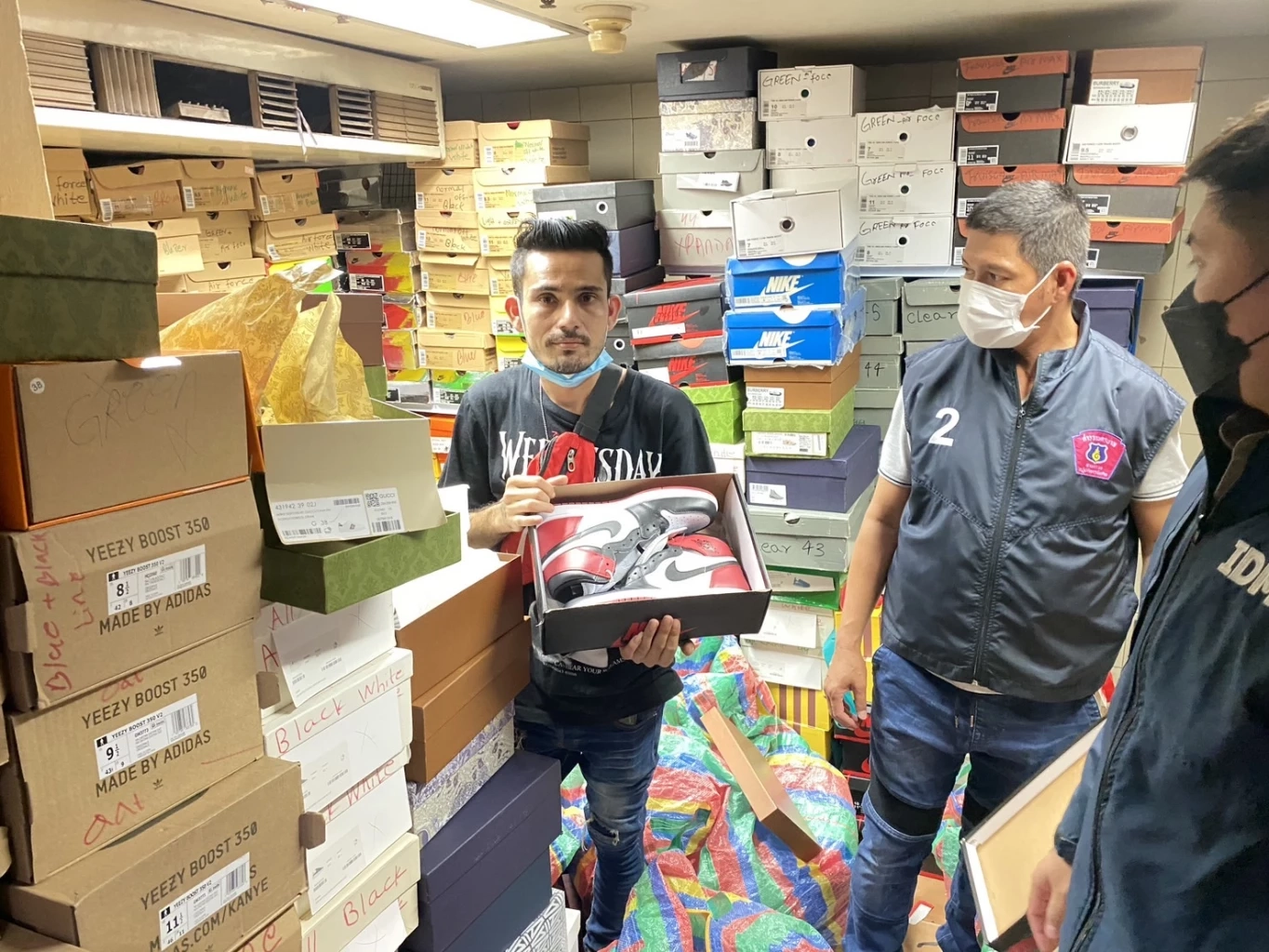 ตร.บุกทลายเครือข่าย “มาเฟียบาบู” หลอกขายสินค้าปลอมกลางห้างดัง