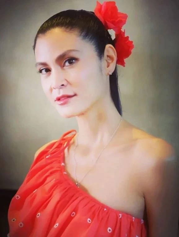 ชาวเน็ตสงสัย หลัง"ปิ่น เก็จมณี" มอบพวงหรีดให้แม่ "โบ ชญาดา" นามสกุลเปลี่ยนไป