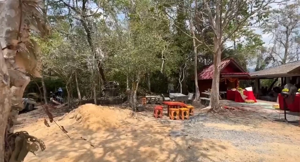 แห่ส่อง 'เลขเด็ด' พิธีไหว้ศาลพญางูยักษ์ คอหวยยิ้มได้ 2 ตัวเน้นๆ งวด1/4/66