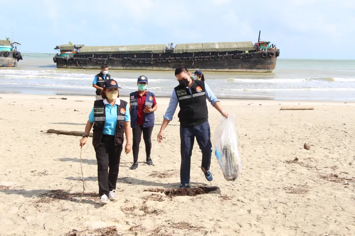 ศรชล.จัดกิจกรรม "การเก็บขยะชายหาดนราทัศน์" ปลูกจิตสำนึกดูแลสิ่งแวดล้อม