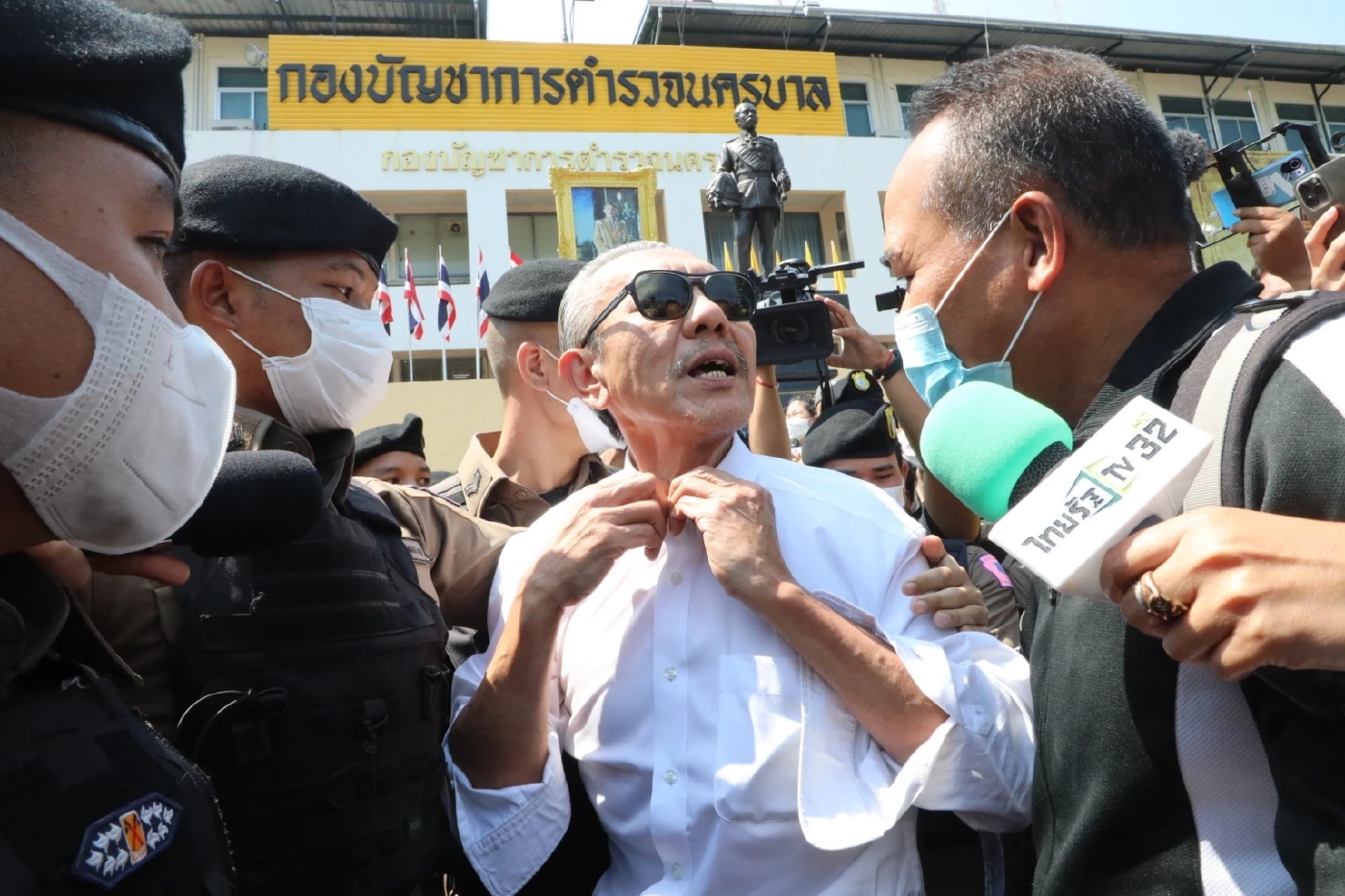 ด่วน! เปิดคลิปนาที "ชูวิทย์"ปรี่ใส่"สันธนะ" หน้ากองบัญชาการตำรวจนครบาล