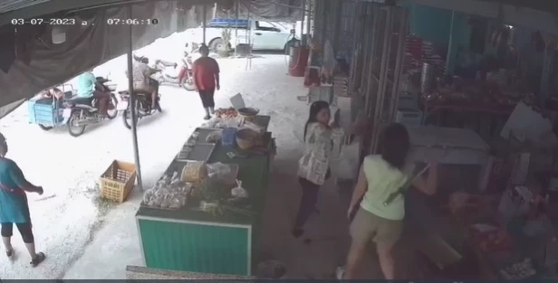 เจอตัวสาวแล้ว ถือท่อนเหล็กบุกทุบร้านชำ โวยลั่นถูกคุณไสย คาดป่วยทางจิต