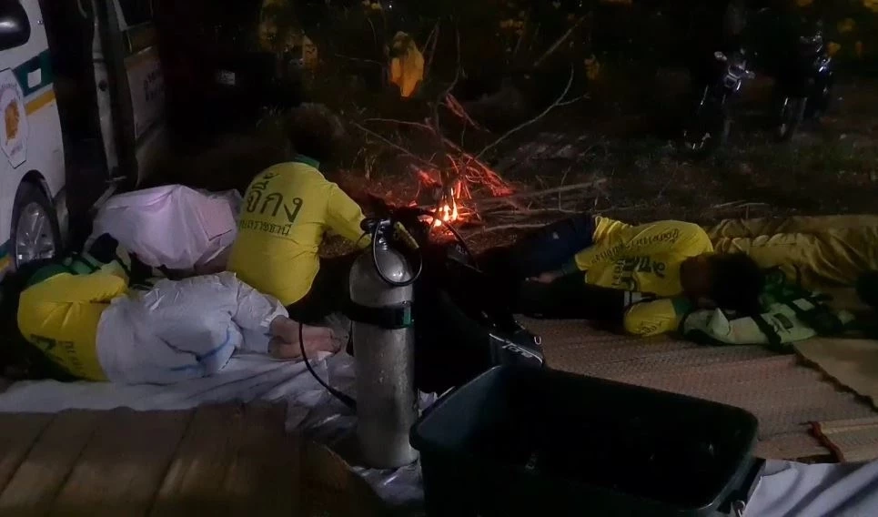 ชาวบ้านนั่งแพข้ามฟาก กลับจากดูหมอลำ เกิดล่มกลางแม่น้ำมูล ดับ 2 สูญหาย 3