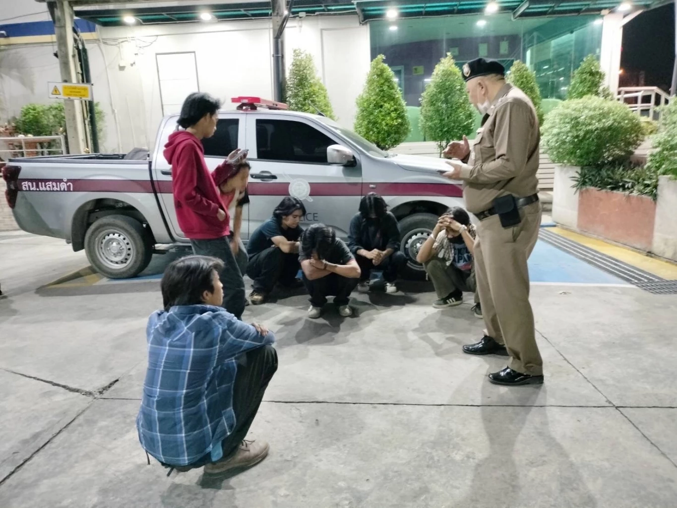 โจ๋ฝั่งธนห้าว โพสต์ท้าทายกันผ่านเฟซบุ๊ก ยกพวกบุกยิงอริกระสุนเจาะคอดับ