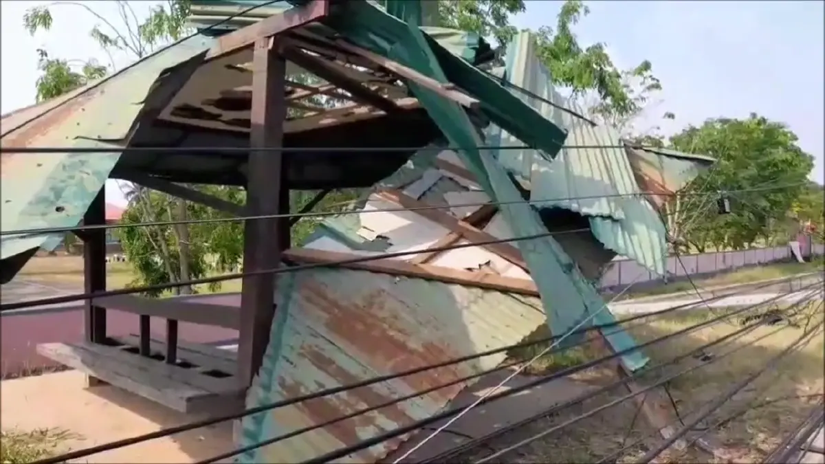 "พายุฤดูร้อน" พัดถล่มอุดรธานี กวาดเสาไฟฟ้าแรงสูง ล้มระเนระนาด 16 ต้น