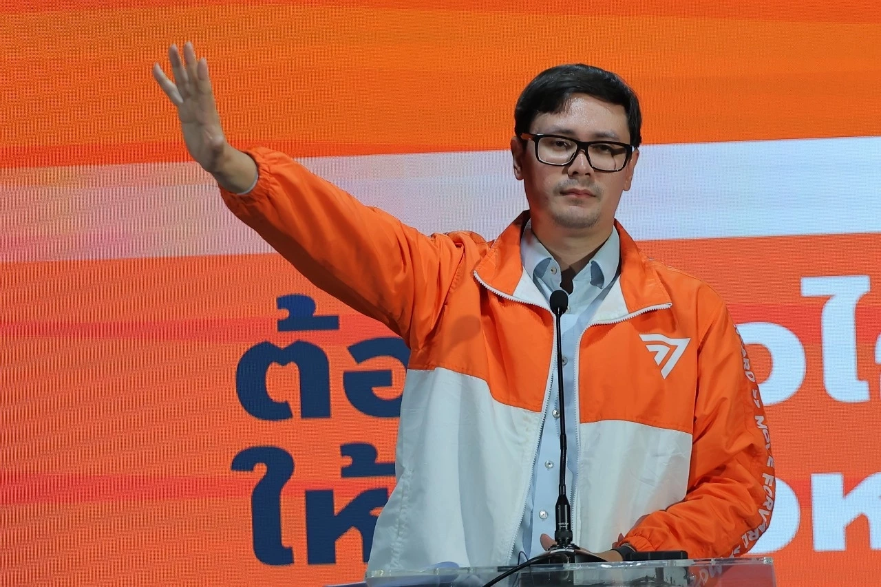 “โรม” ข้องใจ “ส.ว.ทรงเอ” มอบตัวเจอแค่ข้อหาฟอกเงิน จี้ “ปปง.” เร่งยึดทรัพย์