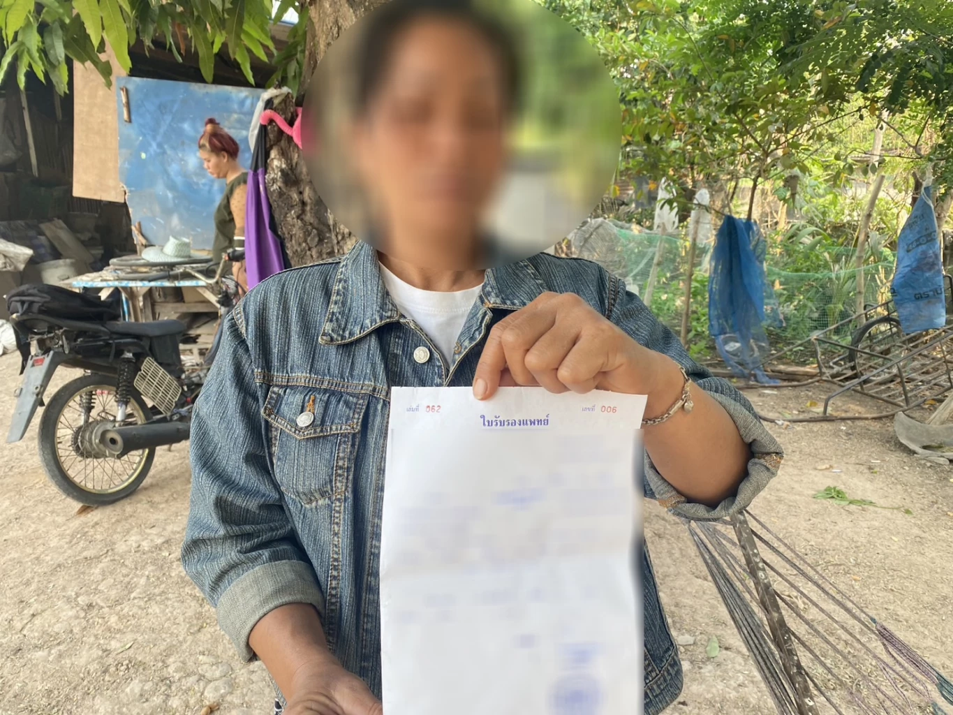 แม่รับไม่ได้ ผอ. ตบหัวลูก ฐานเขียนผิด ด้าน ผอ. อ้าง แค่คลึงให้สมองโล่ง