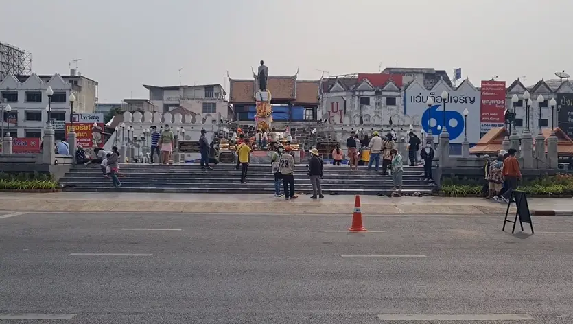 โคราชฝุ่น PM2.5 เกินมาตรฐาน 6 วันติด นทท.งดจุดธูปเทียนสักการะ "ย่าโม" ลดฝุ่น