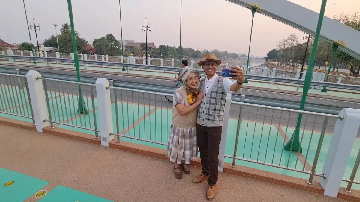 แห่แชร์ภาพไวรัล ย้อนวันวานคู่รัก 40 ปี กลับไปภาพถ่ายจุดเดิม