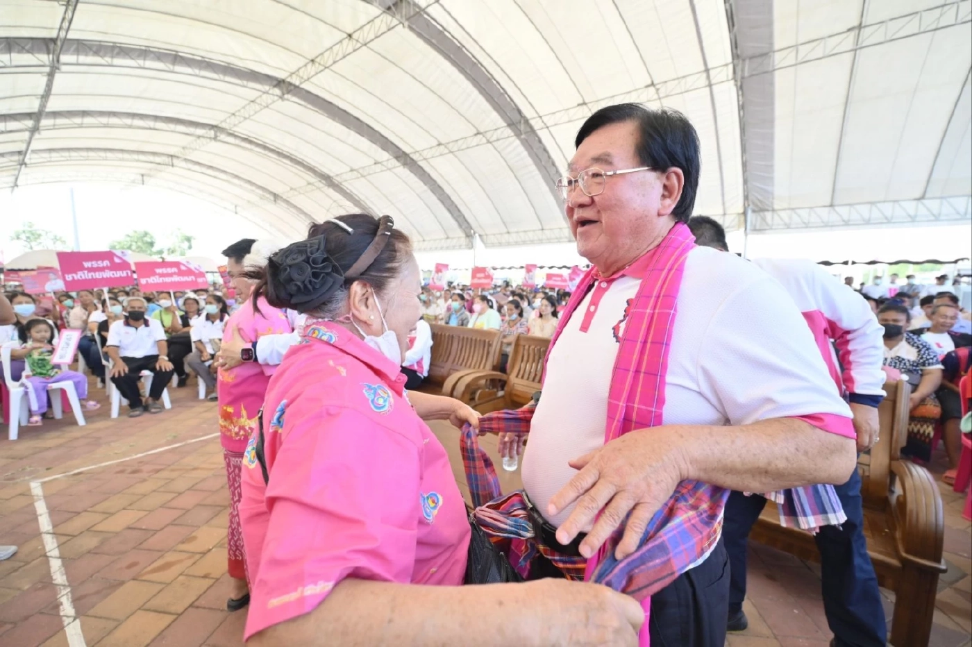 "วราวุธ" อ้อนชาวยโสธร "เดินตามรอยพ่อ" ยืนเคียงบ่าเคียงไหล่รับใช้ชาวอีสาน