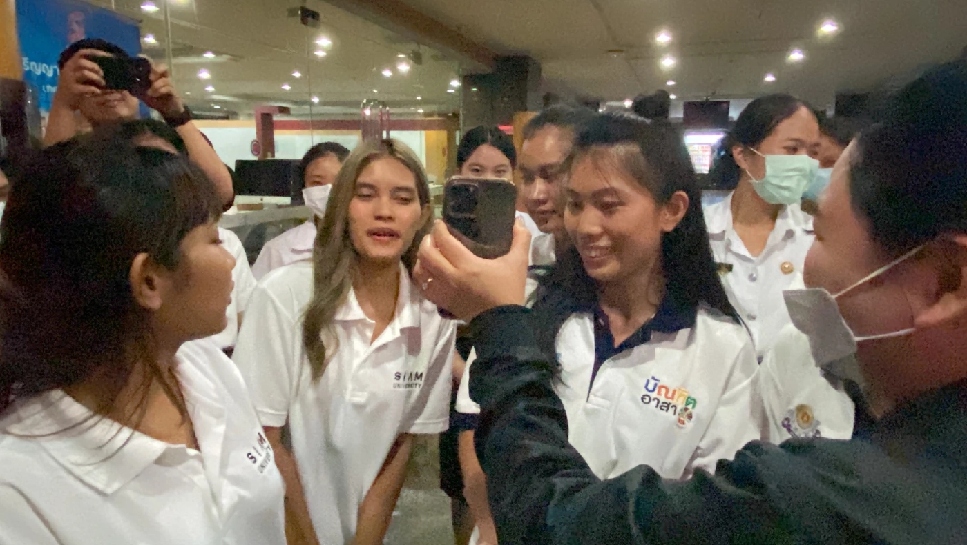 “ลุงป้อม” ยิ้มหวานรับปาก ร่วมพิธีกีฬาสี “หูกวางเกมส์” หลังเจอนศ.อ้อนขอกอด