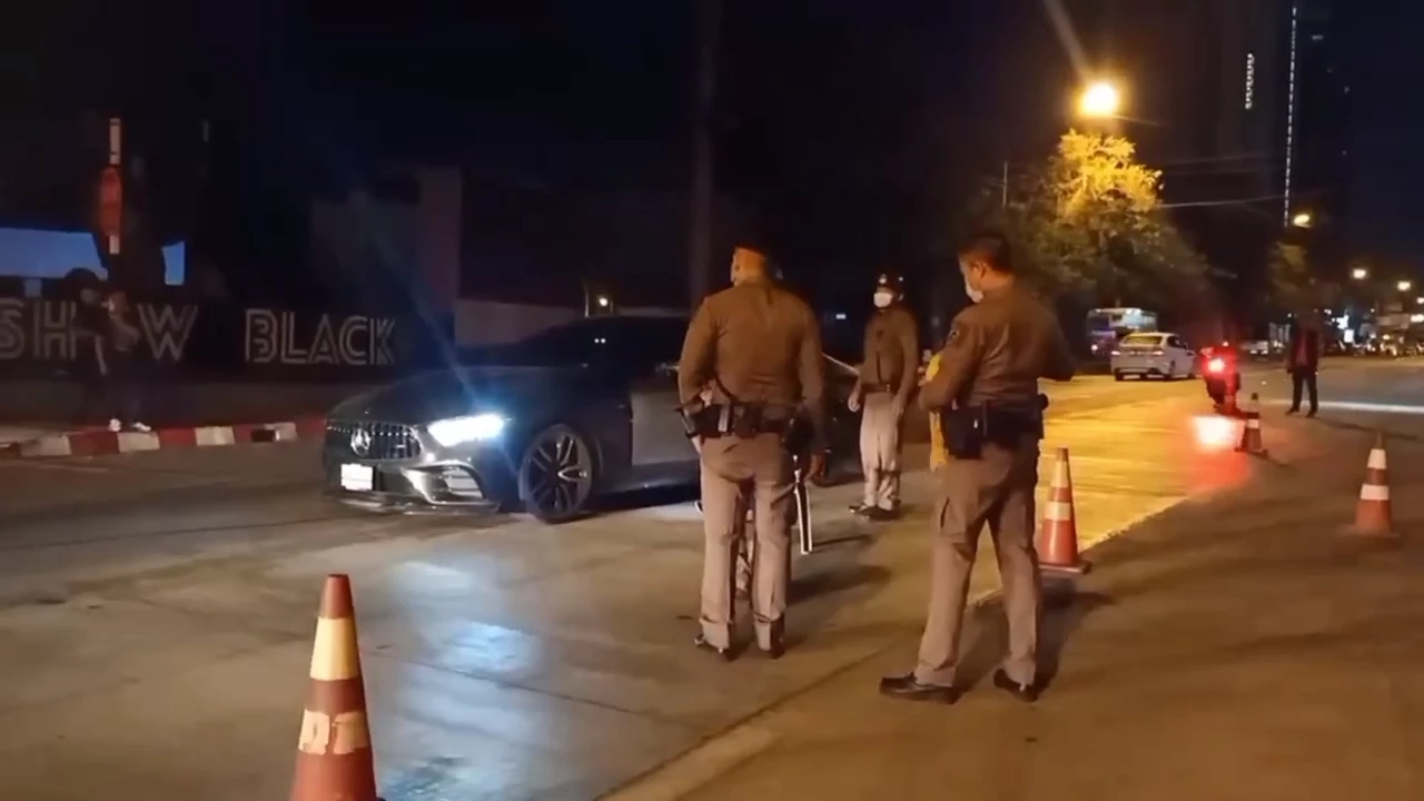 มือปืนประกบรัวกระสุนใส่สาวขับเบนซ์ เจ็บ 2 ราย คาดยิงผิดตัว (คลิป)